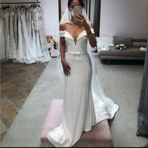 Never worn elegant wedding dress